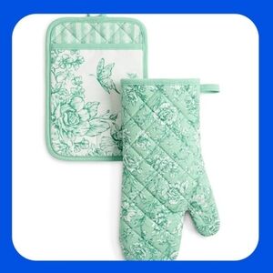 The Pioneer Woman Agatha Green Floral Kitchen Oven Mitt And Pot Holder Set